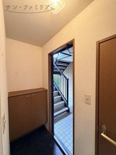 玄関　※リフォーム前の写真です