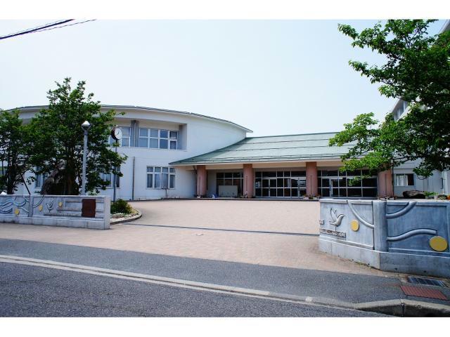 中学校　鳥取市立西中学校（中学校）まで615m