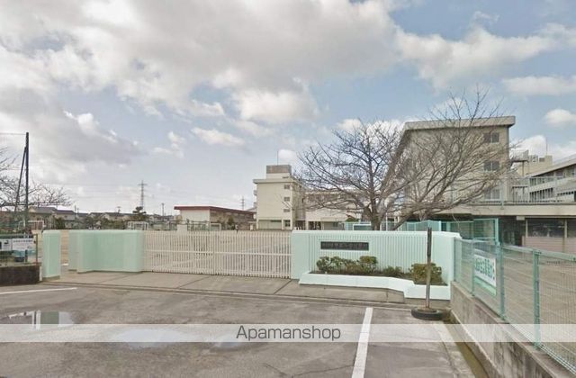 小学校　岡山市立芳泉小学校（小学校）まで988m