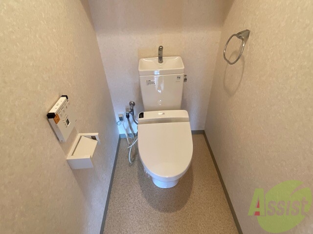 トイレ　こちらトイレです。各機能付きなので便利ですね。