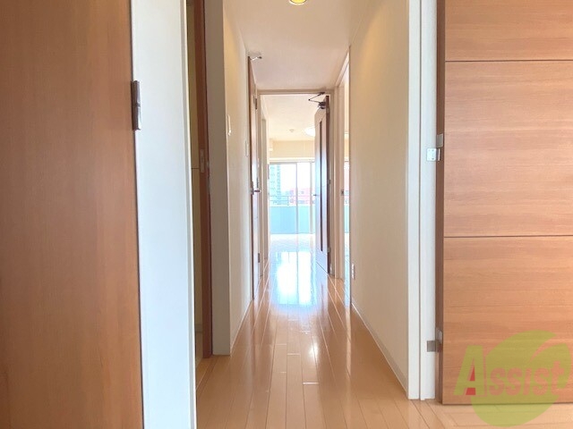 玄関　玄関からのお部屋の様子です。入ってすぐ収納があります。