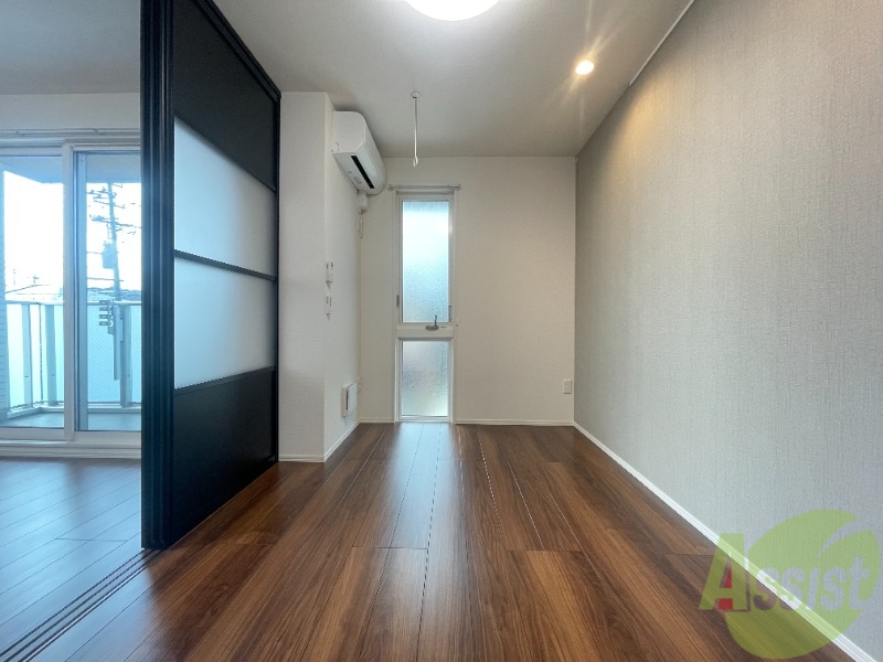 その他部屋・スペース　寝室にはこちらの５．１帖の洋室をご活用下さい。