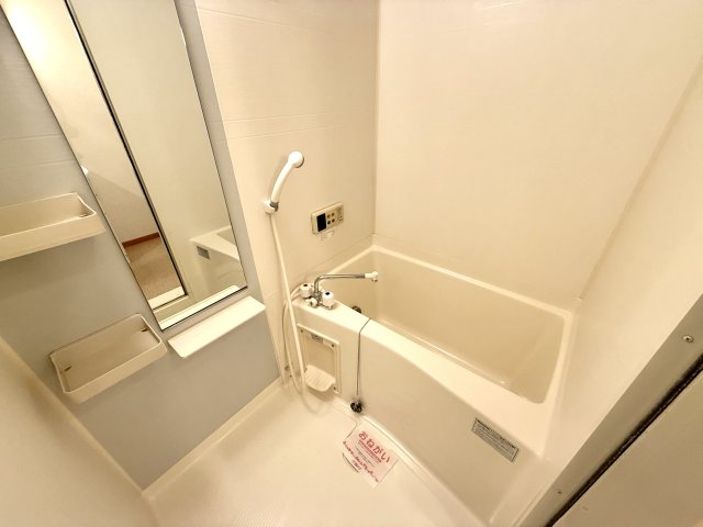 バス・シャワールーム　浴室乾燥機・追い炊き機能付きで便利です☆