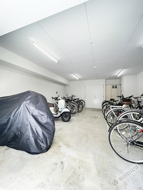 その他共有部分　自転車置き場は屋内なので雨の日も安心♪