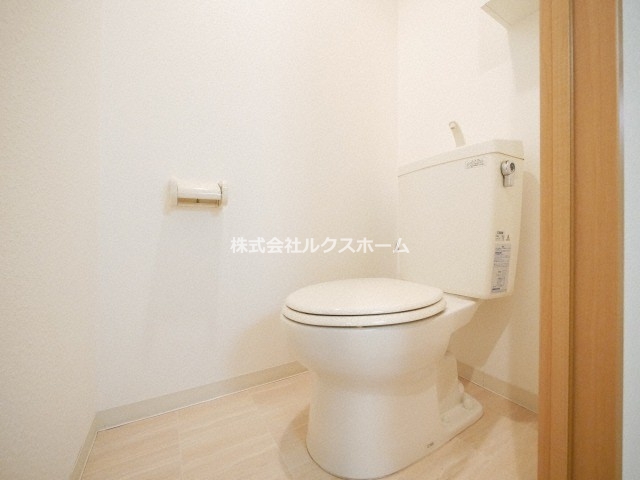 トイレ　落ち着いた色調のトイレです