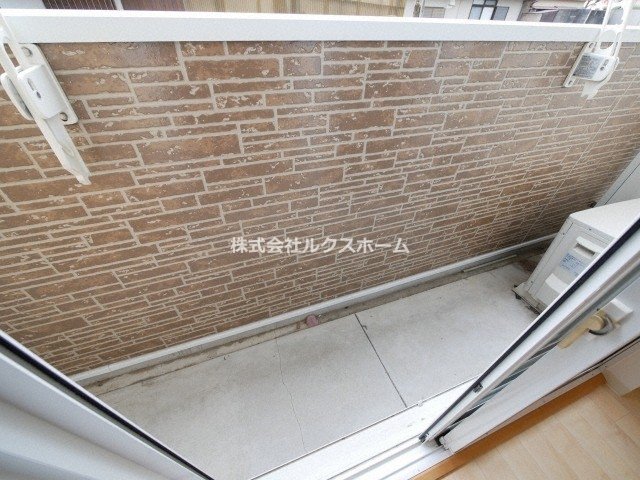 バルコニー　暖かな日差しのふりそそぐバルコニー