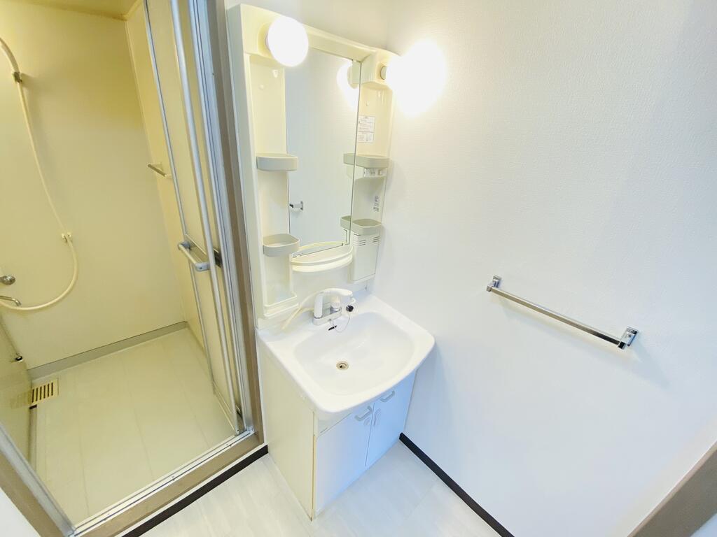 洗面設備　同一建物内105号室内装写真転載（間取り反転）