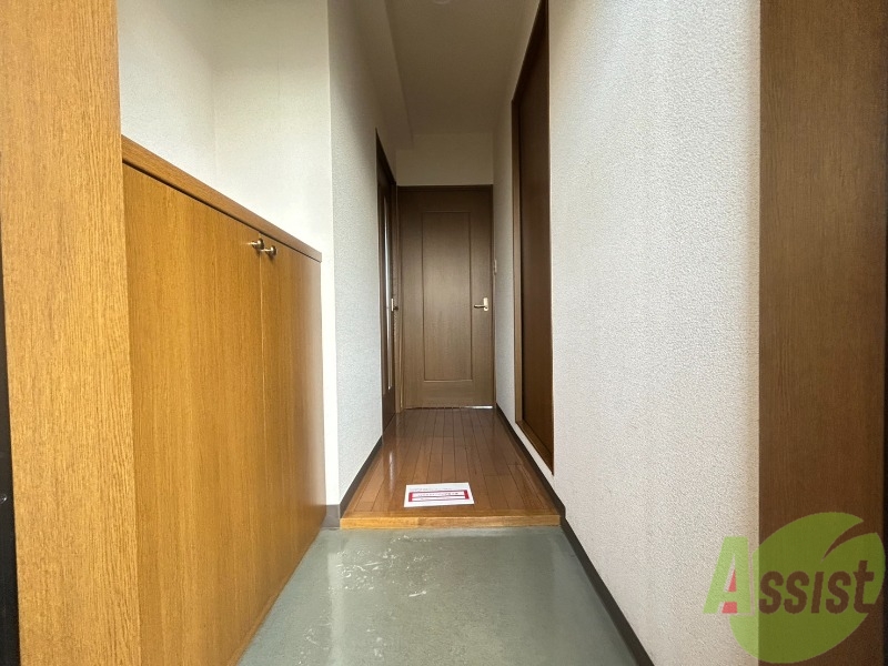 玄関　玄関から撮影しました。明るい印象ですね。