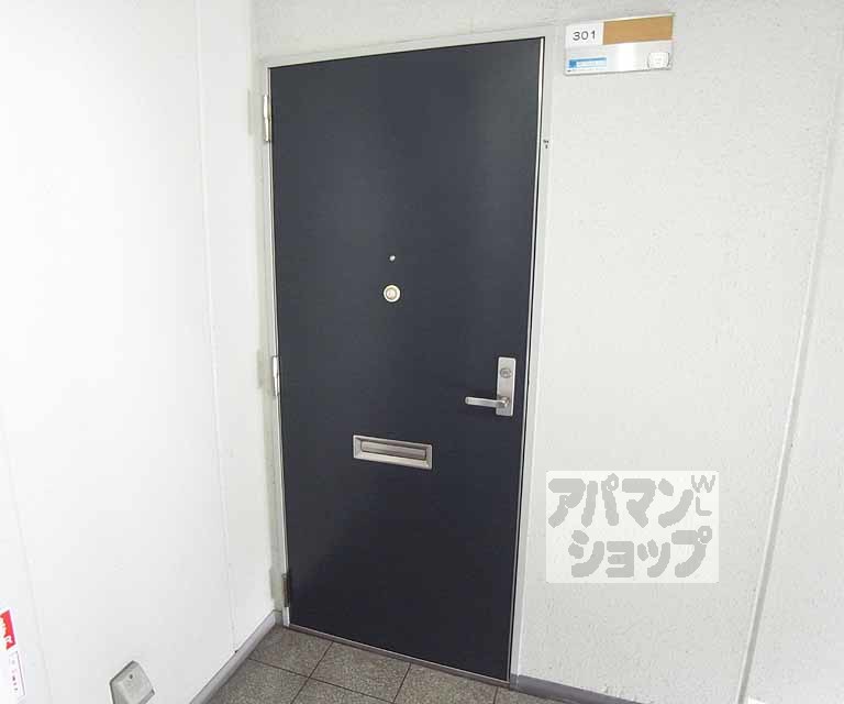 その他設備　３０１号室の玄関のドアです。