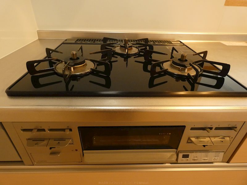 キッチン　3口ガスコンロ※同物件別部屋画像の為仕様が異なる場合がござい