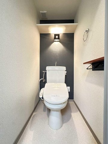 トイレ　トイレも収納棚があります。