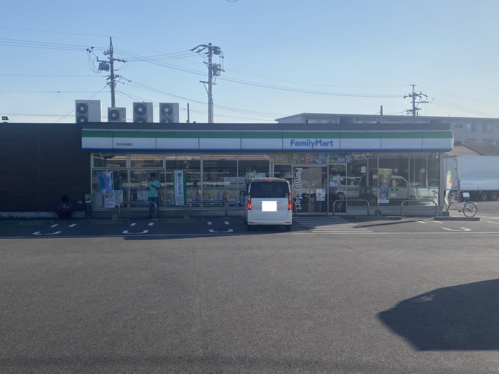コンビニ　ファミリーマート（コンビニ）まで437m