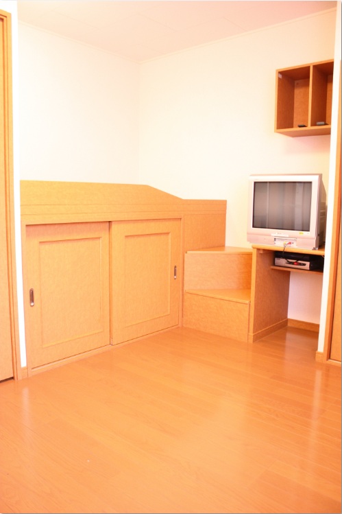 居室・リビング　室内は絨毯タイプのお部屋です。