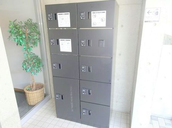 エントランス　宅配BOXがあり、不在時でも荷物の受け取りが可能です☆