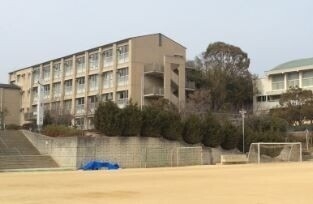 中学校　西宮市立上ヶ原中学校（中学校）まで382m