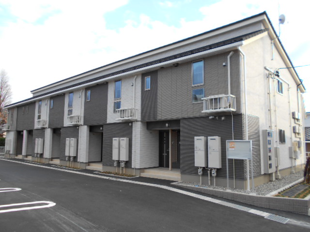 建物外観　建物玄関側（北面）を北西方向より撮影