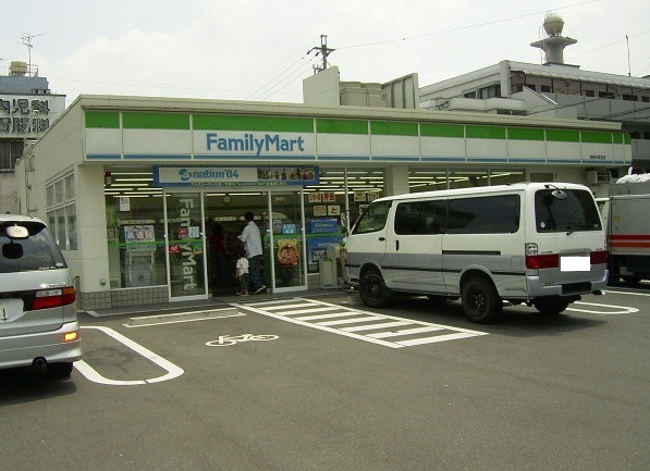 コンビニ　ファミリーマート（コンビニ）まで180m