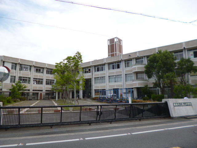 中学校　葉山中学校（中学校）まで1260m
