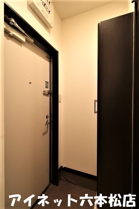 玄関　玄関収納完備。