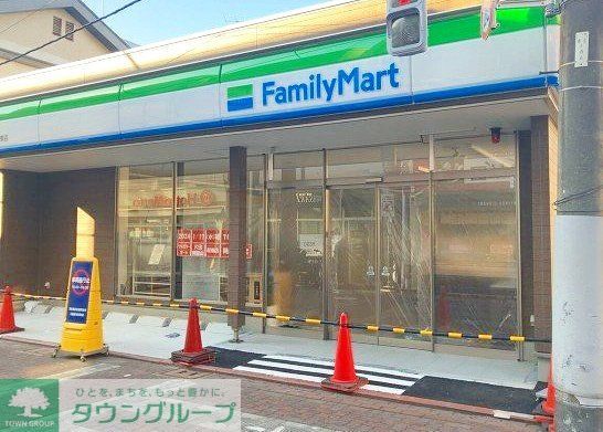 コンビニ　ファミリーマート大田御嶽山駅東店（コンビニ）まで210m