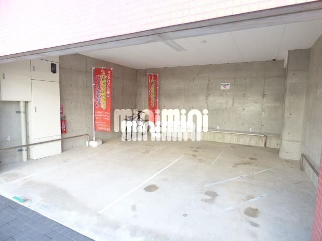 駐車場　屋根付きのバイク置き場です。