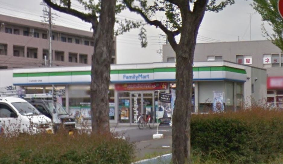 コンビニ　ファミリーマート天久保1丁目店（コンビニ）まで445m