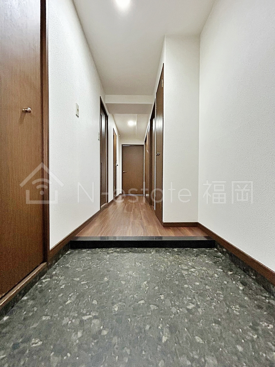 地下鉄空港線 姪浜駅 徒歩13分 8階建 築29年の玄関写真