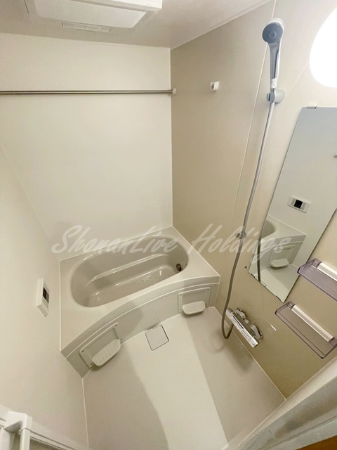 バス・シャワールーム　追い焚き機能・浴室乾燥機付き♪ 同施工物件