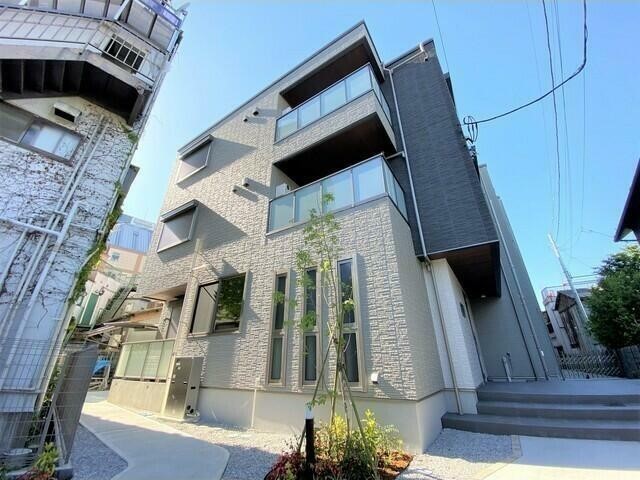 建物外観　３階建ての賃貸マンション