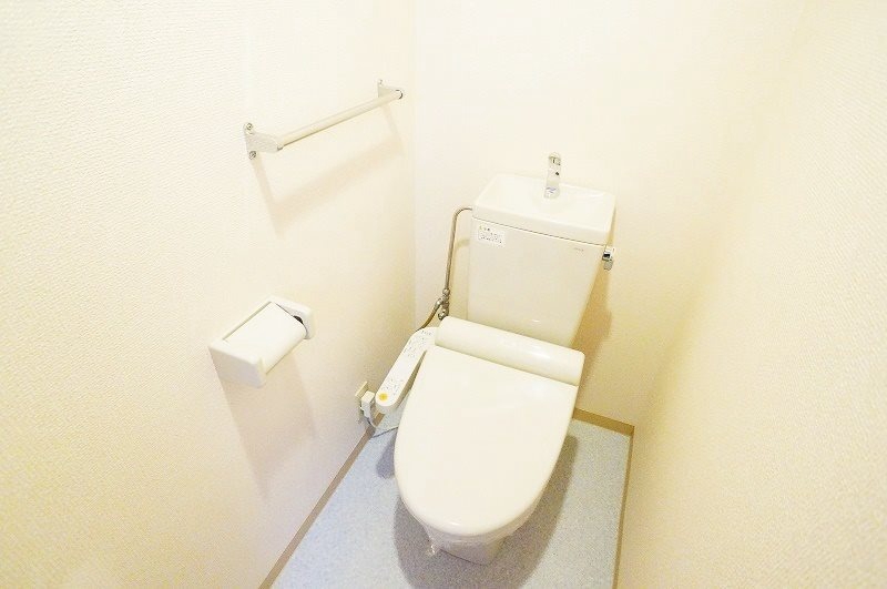 西鉄天神大牟田線 大橋駅 徒歩1分 8階建 築26年のトイレ写真
