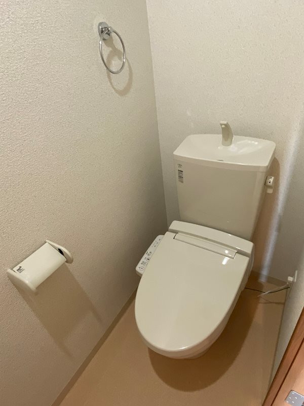 トイレ　違うお部屋の写真です。ご参考までに