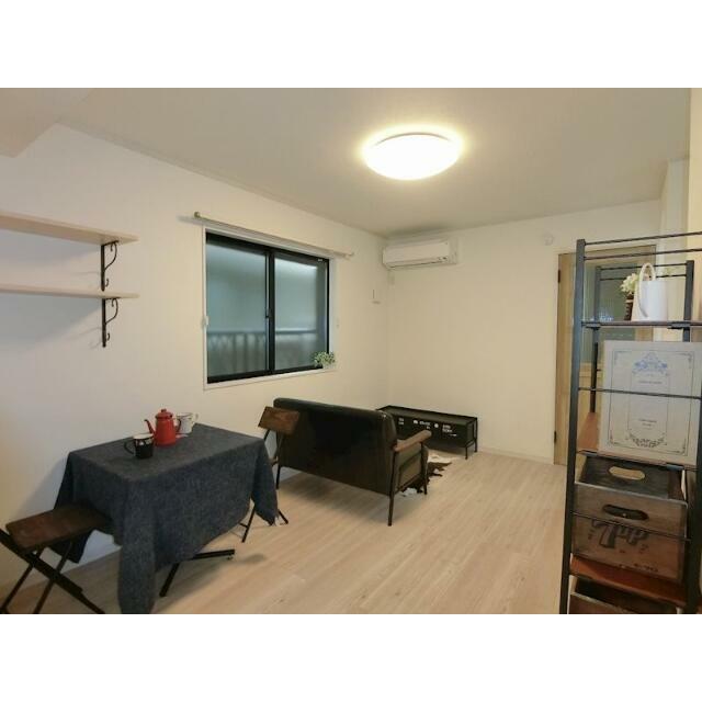 居室・リビング　ナチュラルな木目調の床材・建具を使用しており、温かい空間を演