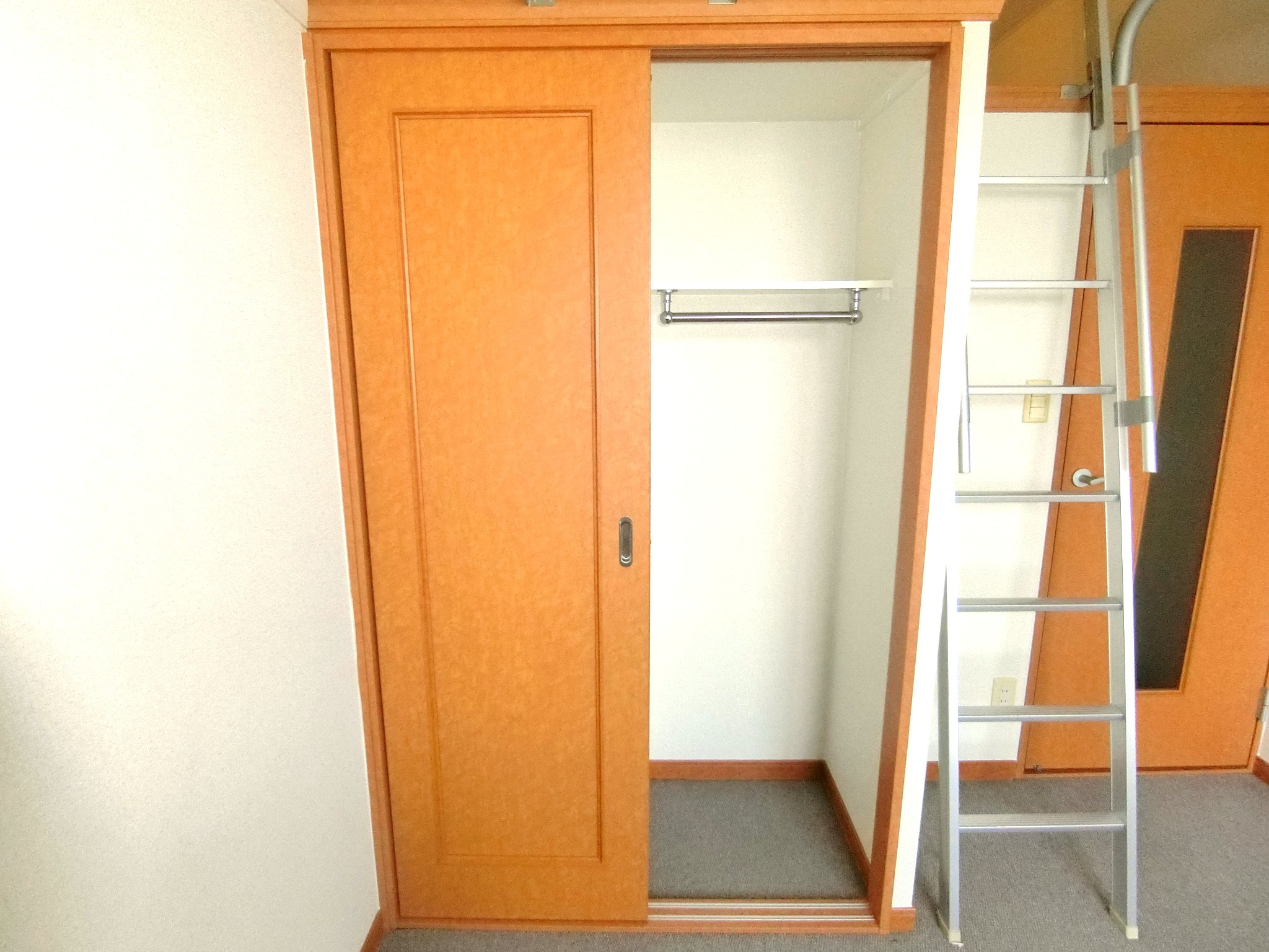 収納　両面開きでハンガーパイプ付のクローゼットです☆