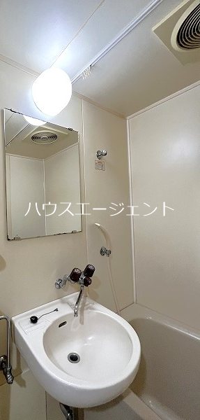 洗面設備　洗面台は浴室内にございます。