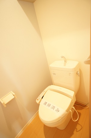 トイレ　シャワートイレ仕様！上部に棚あります！