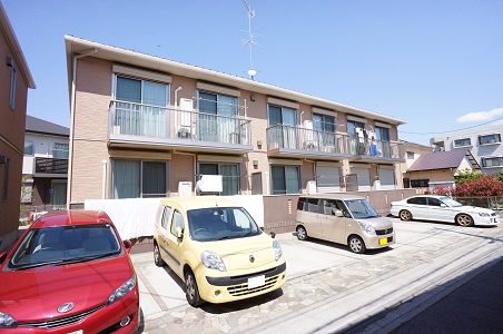 建物外観　南向き南側道路・駐車場の為日当り良好！