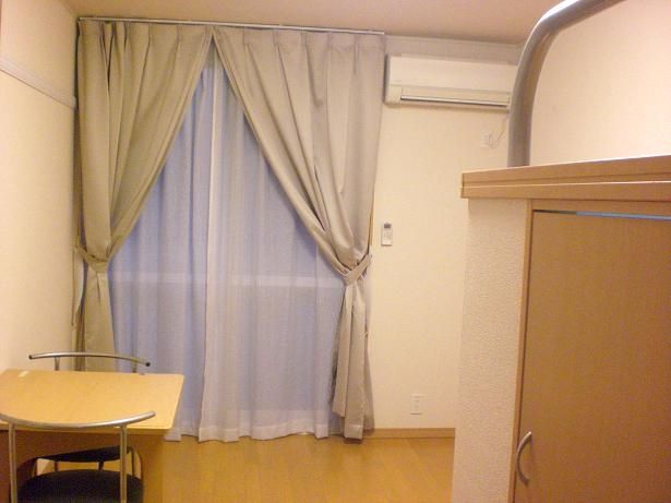 居室・リビング　テーブルは折りたためます。