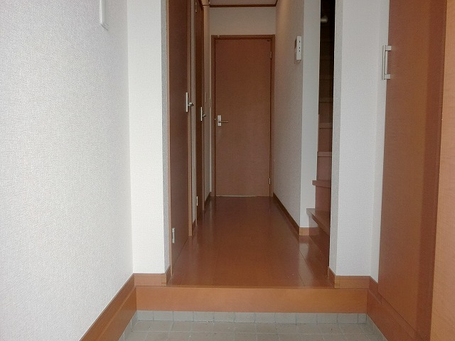 玄関　(同タイプの他の部屋の写真です)
