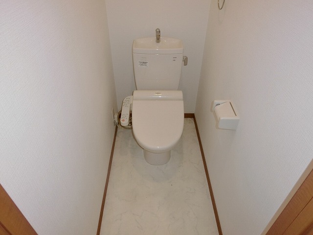 トイレ　(同タイプの他の部屋の写真です)