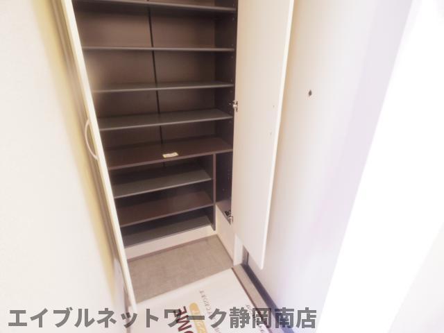 玄関　収納もある玄関です