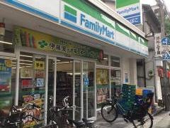 コンビニ　ファミリーマート小菅三丁目店（コンビニ）まで220m