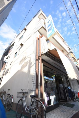 【横浜市鶴見区市場上町のマンションの建物外観】