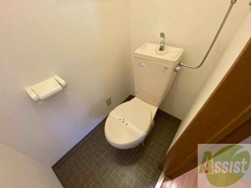 トイレ　こちらはトイレです。清潔感があり、安心して使用できます。