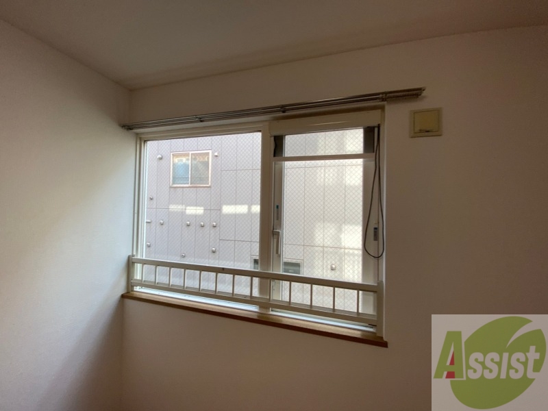 バルコニー　大きな窓がありますので風通しが良さそう。