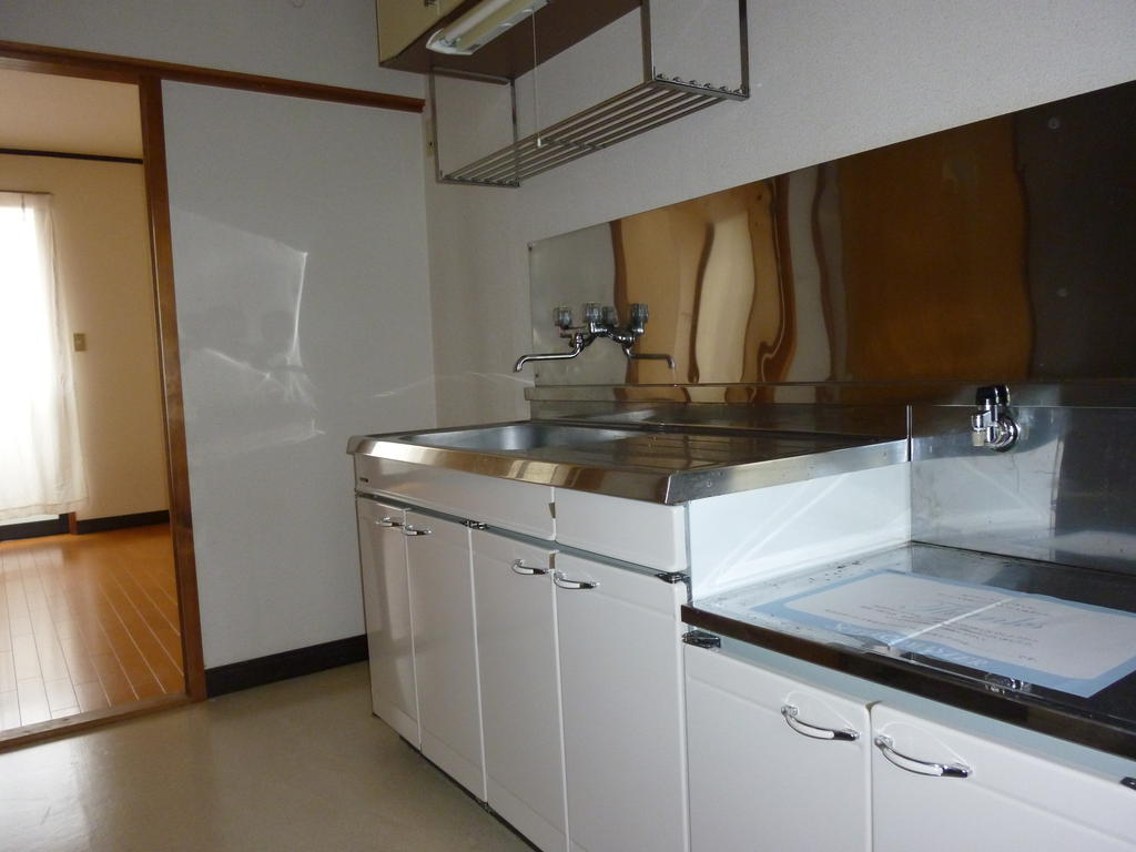 キッチン　コンロは二口可、ＩＨ（100Ｖ）持込可