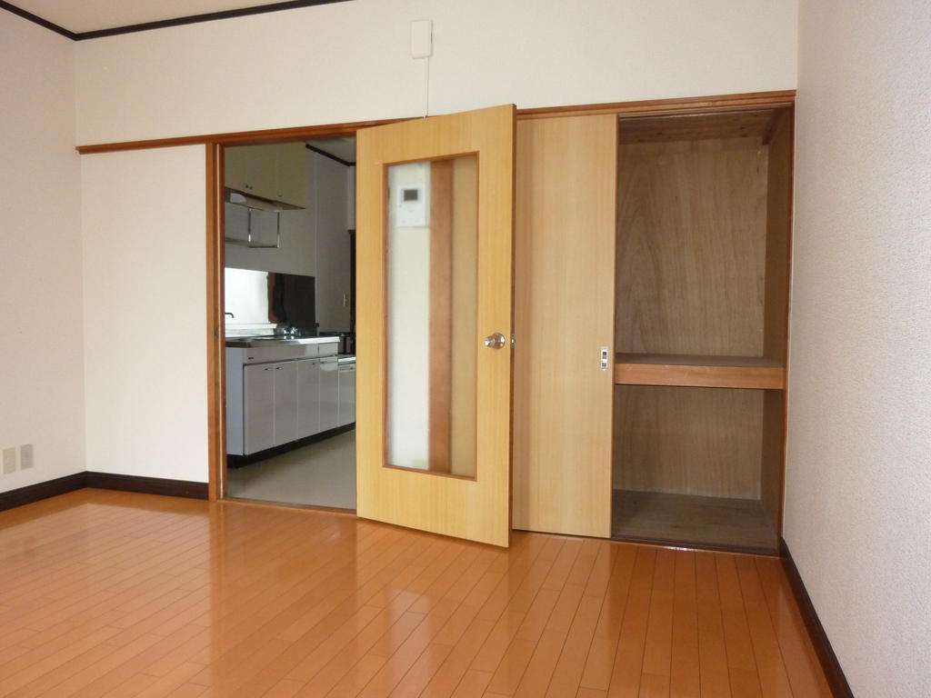 収納　居室から台所、収納