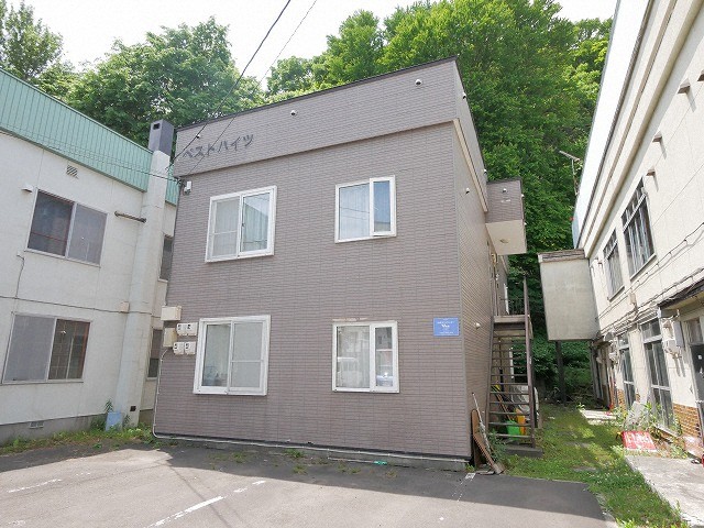 札幌市中央区南二十五条西のアパートの建物外観