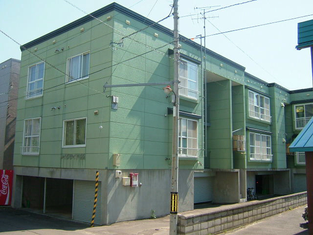 札幌市東区本町二条のアパートの建物外観