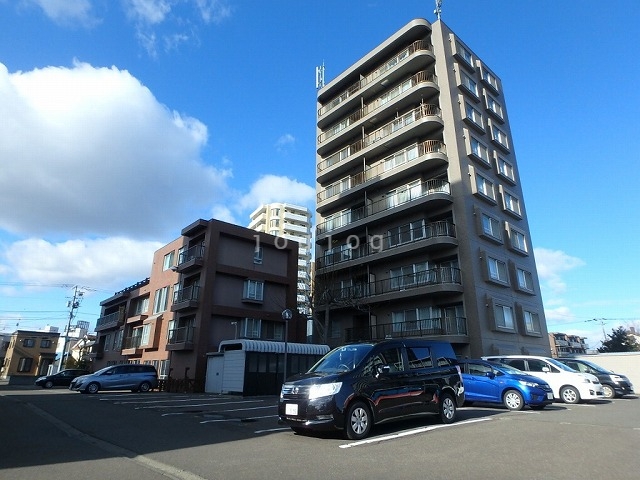 【札幌市東区北十六条東のマンションの建物外観】