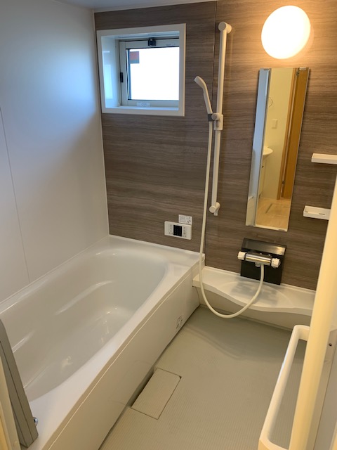 バス・シャワールーム　1坪タイプのお風呂で足をゆったり伸ばして入れますよ